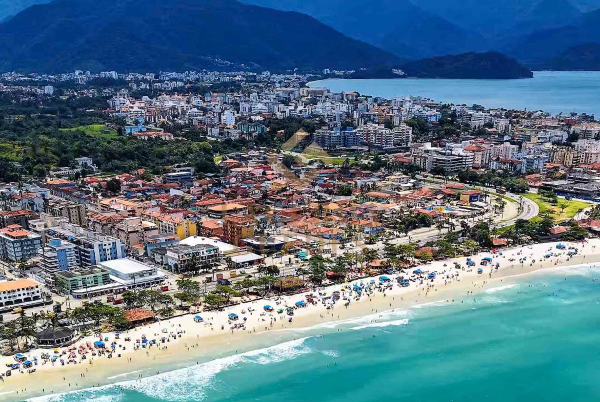 Vista aérea da Praia Grande em Ubatuba