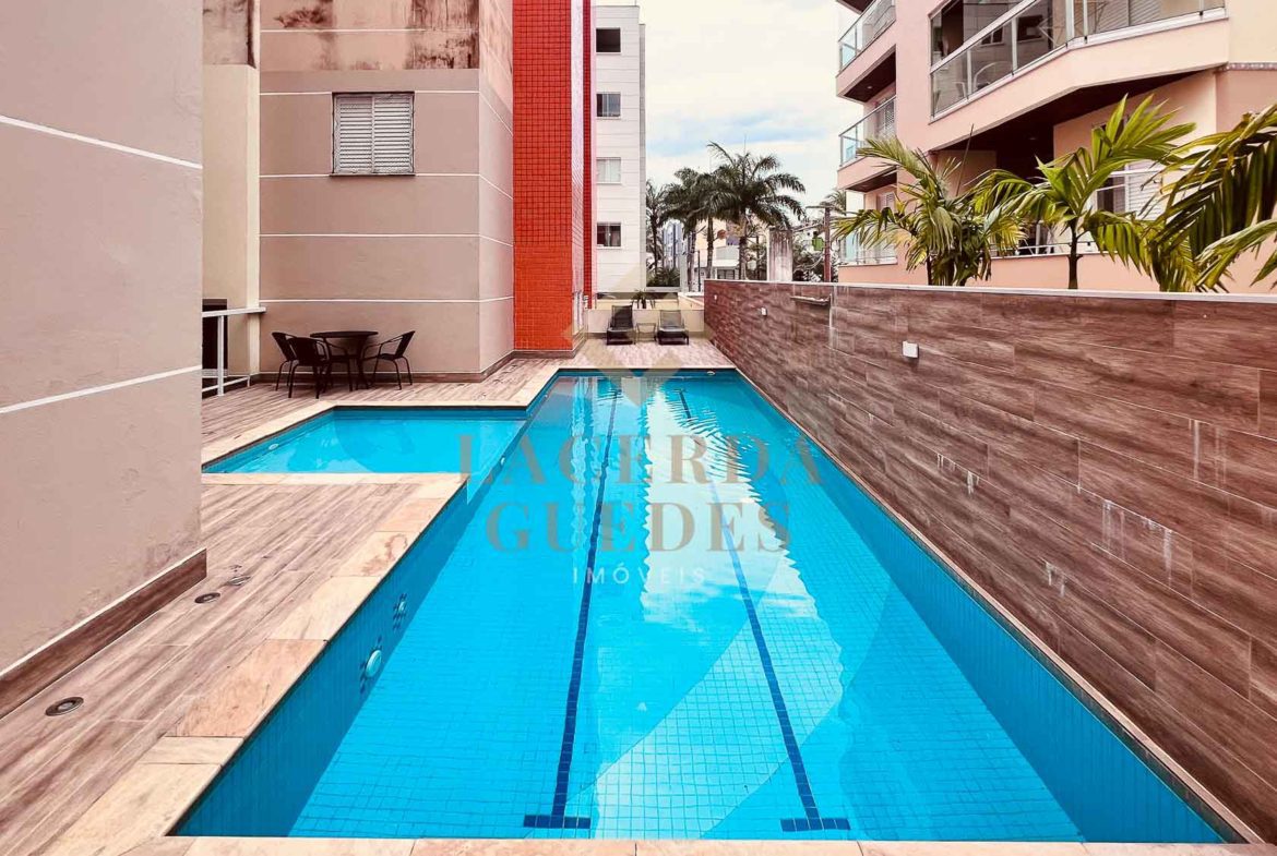 Piscina do condomínio na Praia Grande