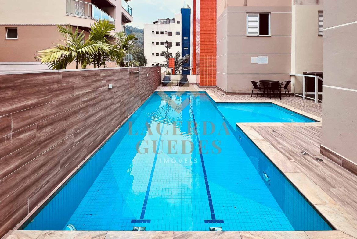 Piscina e deck do condomínio