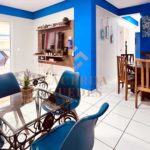 Sala de estar integrada à área de jantar do apartamento garden