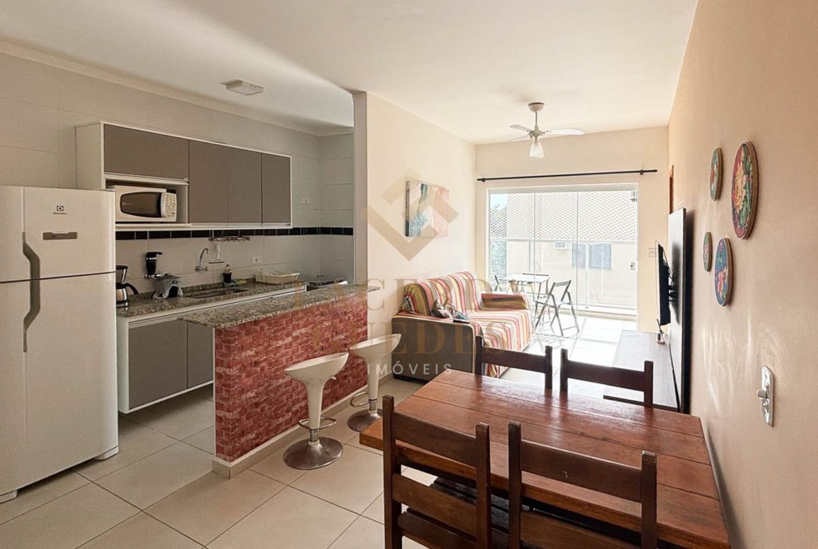 Sala de jantar integrada à cozinha do apartamento no Itaguá