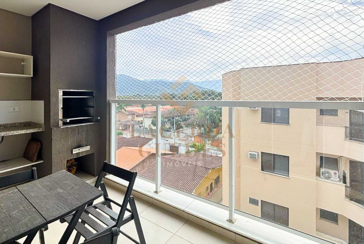 Varanda com churrasqueira e vista para o bairro