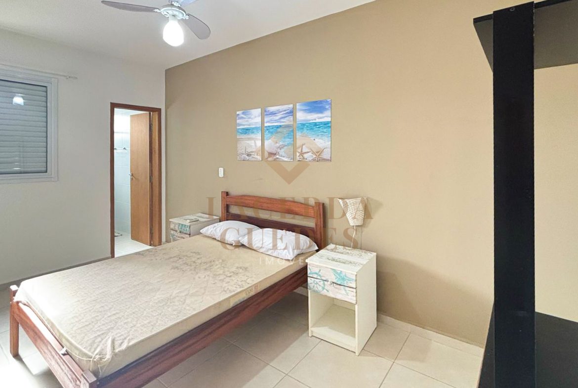 Dormitório mobiliado com cama de casal