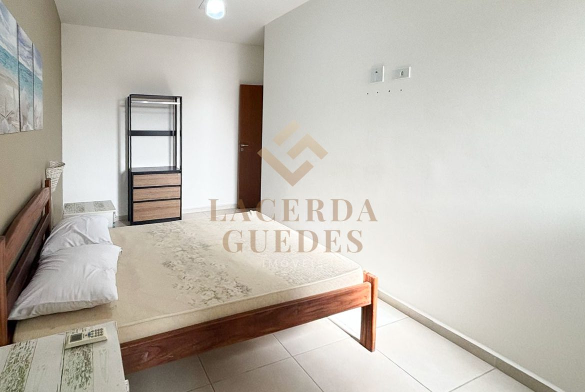 Dormitório com cama e armário
