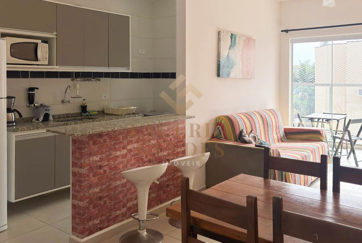 Cozinha com bancada e armários