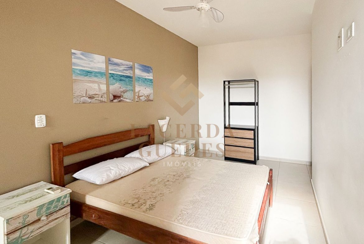 Dormitório com cama de casal