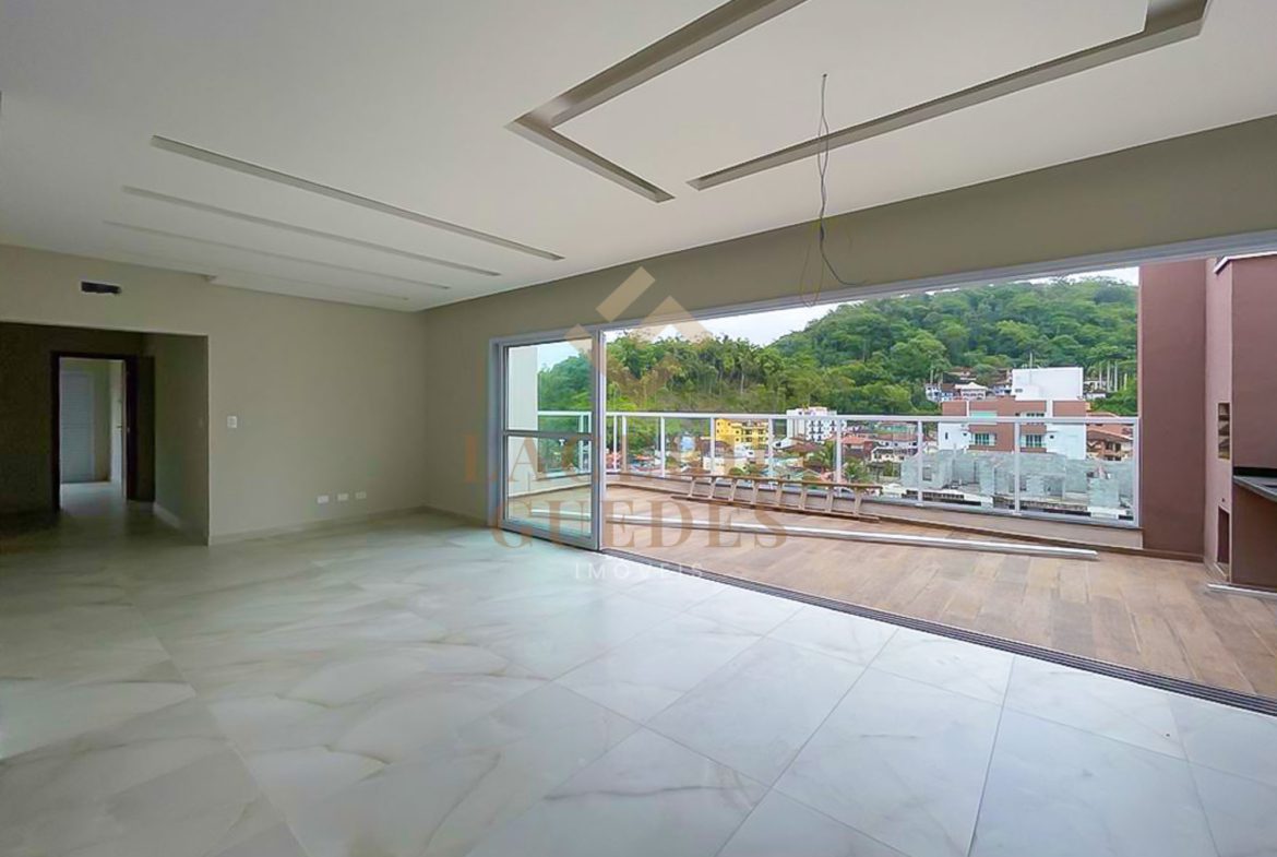 Sala ampla integrada à varanda da cobertura nas Toninhas