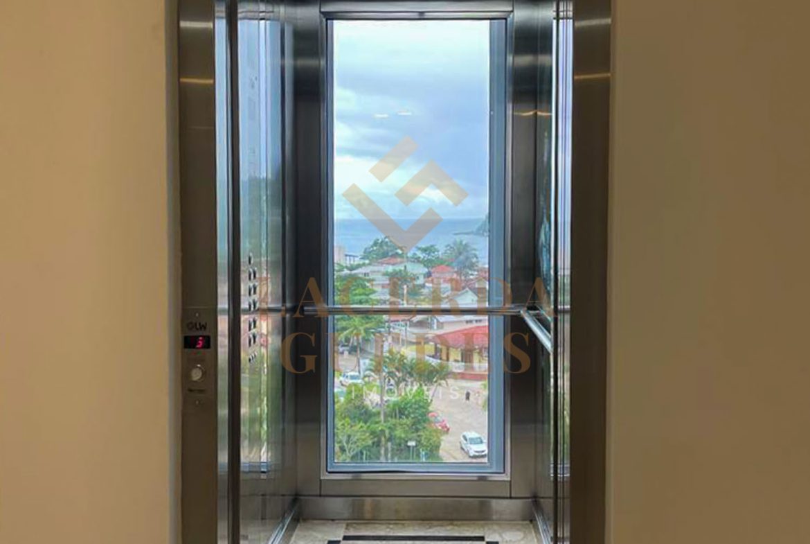 Elevador panorâmico do condomínio
