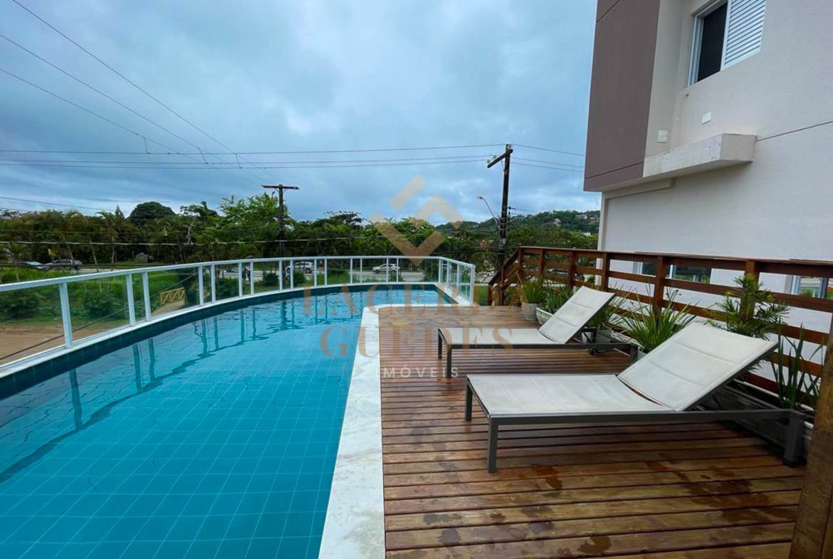 Piscina e deck do condomínio nas Toninhas