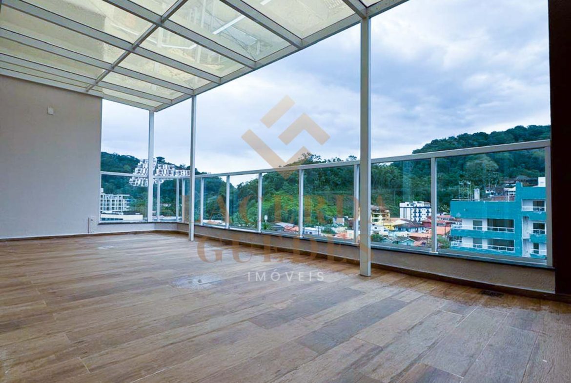 Varanda da cobertura com vista para a montanha