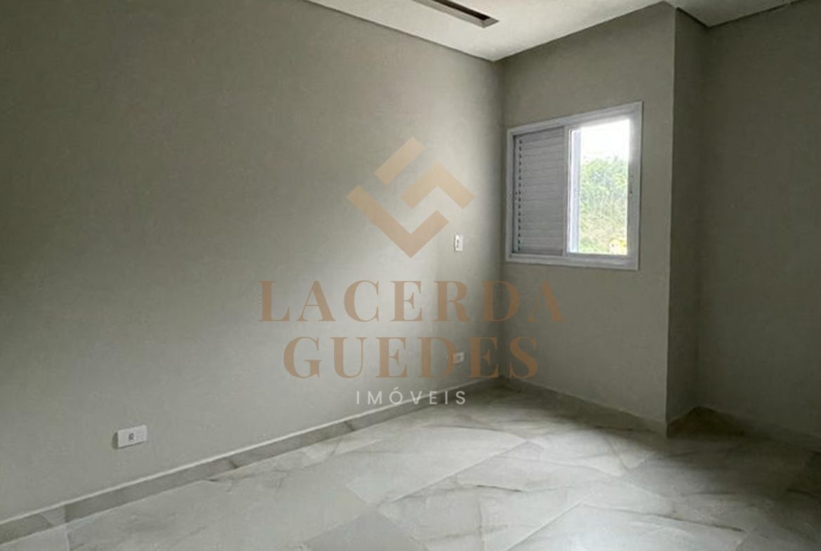Dormitório da cobertura com janela lateral