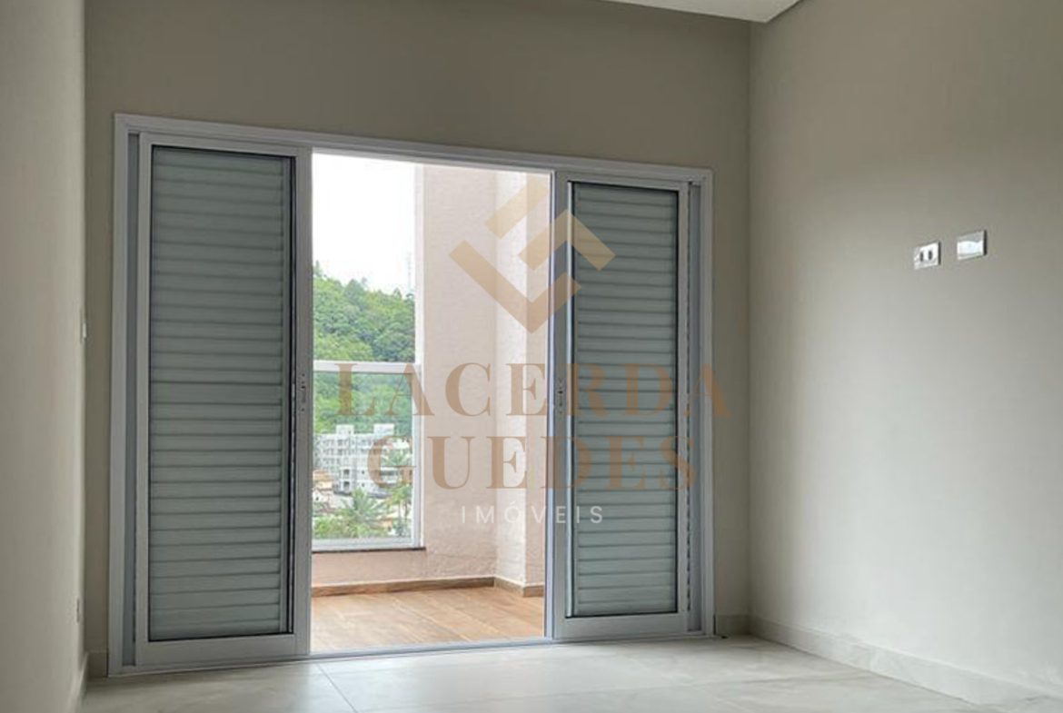 Dormitório com porta para a área externa