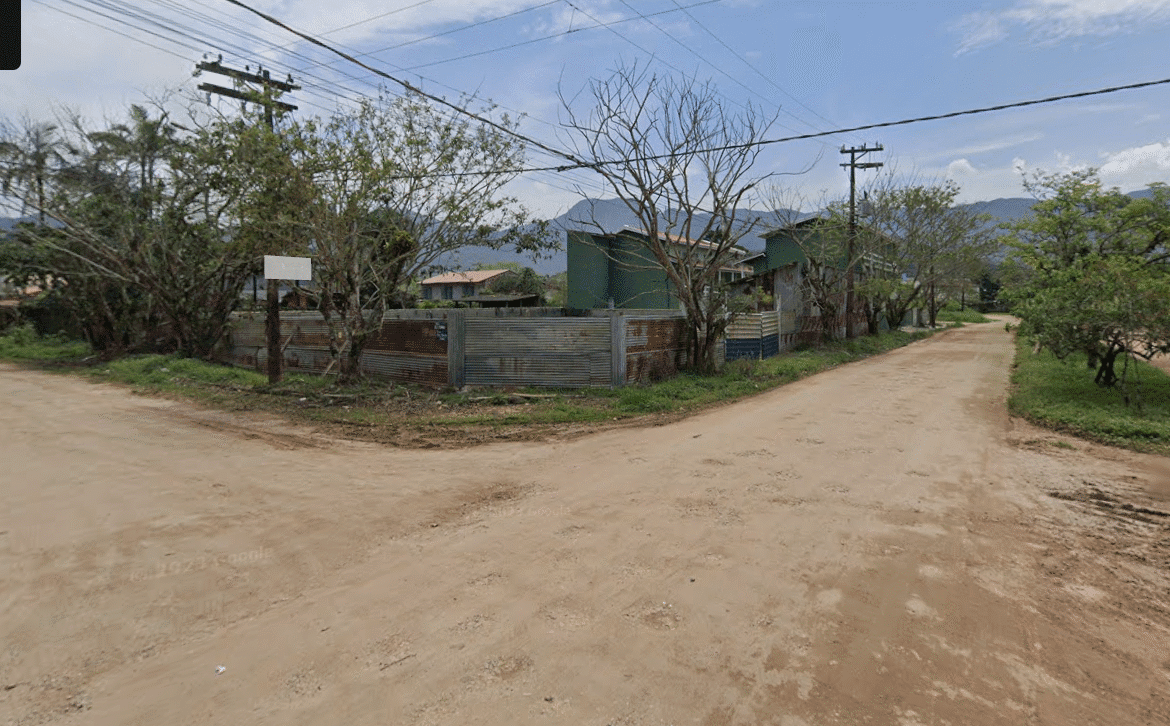 Vista do terreno na Maranduba com acesso pela rua