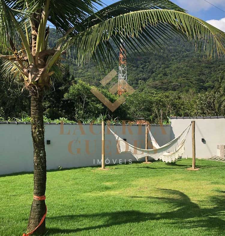 Quintal gramado com rede