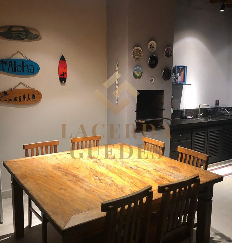 Sala de jantar com mesa de madeira