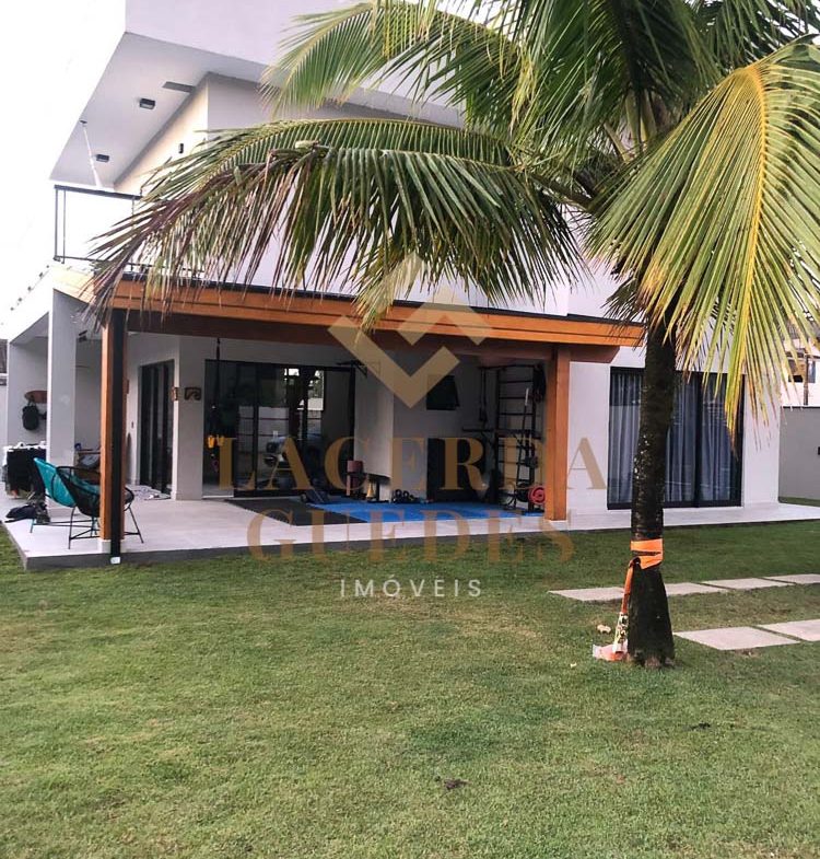 Área externa gramada junto à residência