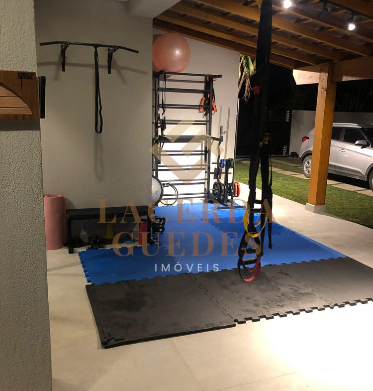 Espaço fitness próximo à área externa