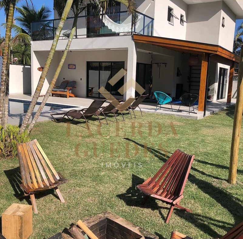 Quintal com área de convivência ao ar livre