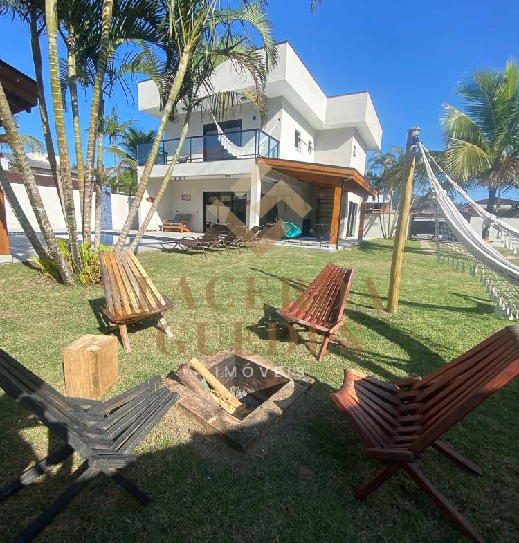 Quintal gramado com espaço de convivência