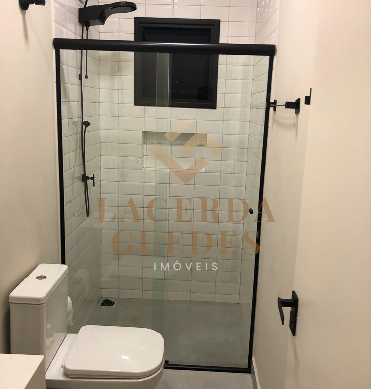 Banheiro com box e bancada
