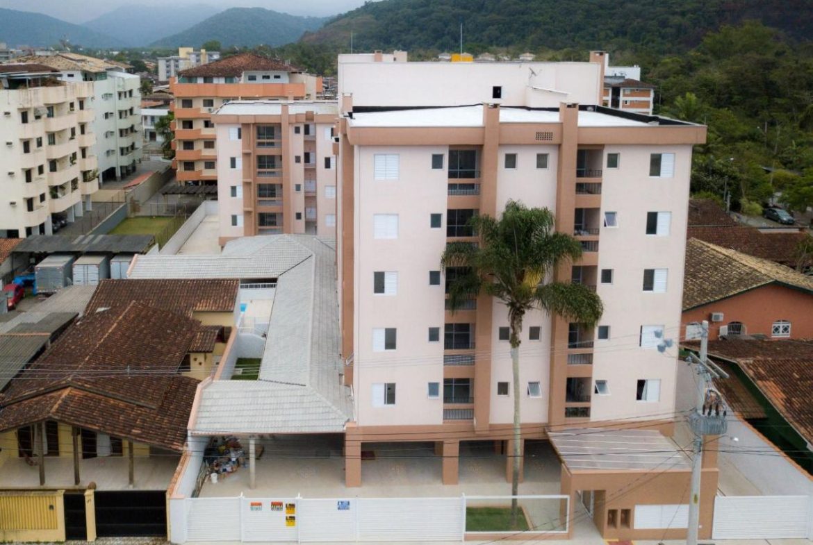Fachada do condomínio no Centro de Ubatuba