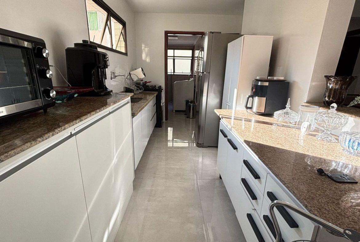 Cozinha com armários e bancada