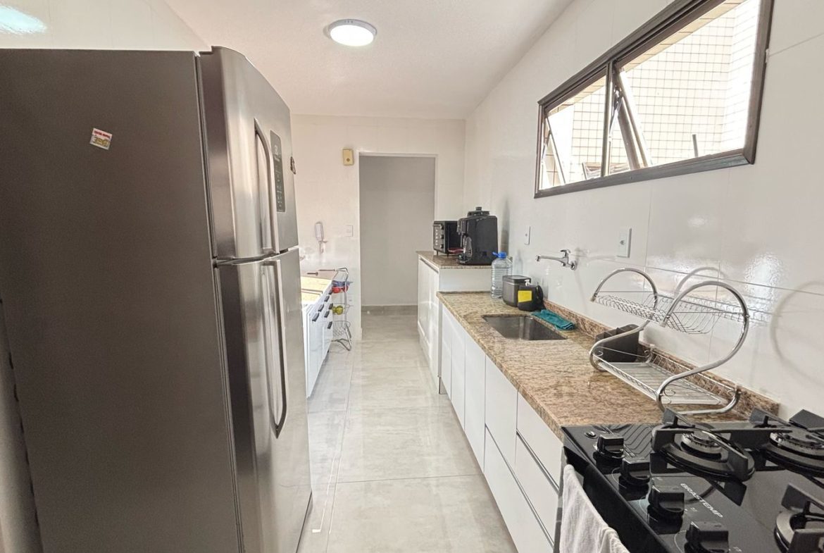 Cozinha com bancada e circulação lateral