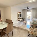 Sala de jantar integrada à sala do apartamento no Centro de Ubatuba