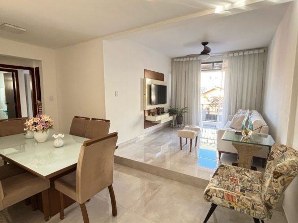 Sala de jantar integrada à sala do apartamento no Centro de Ubatuba