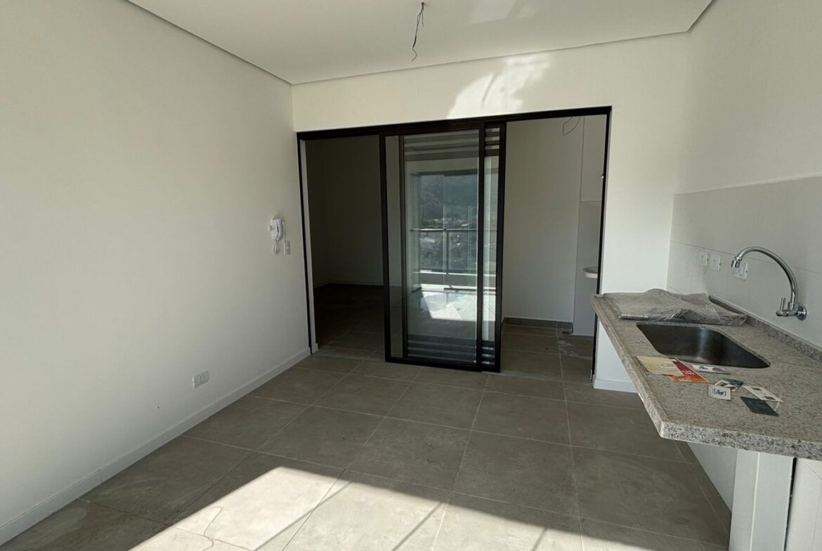 Cozinha integrada à sala do apartamento de 73 m²