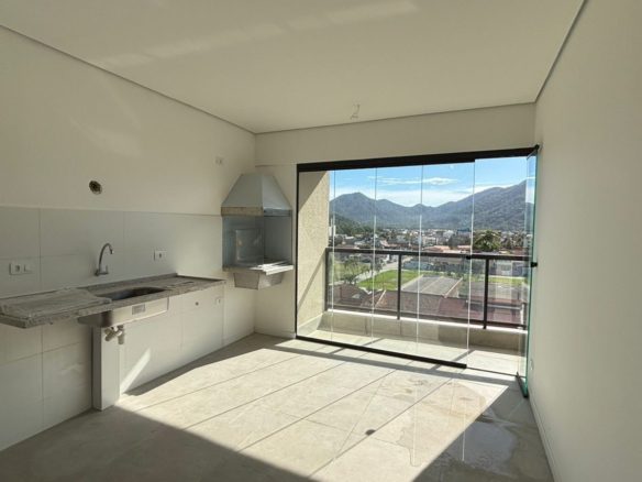 Sala e cozinha integradas com acesso à varanda do Duo Itaguá