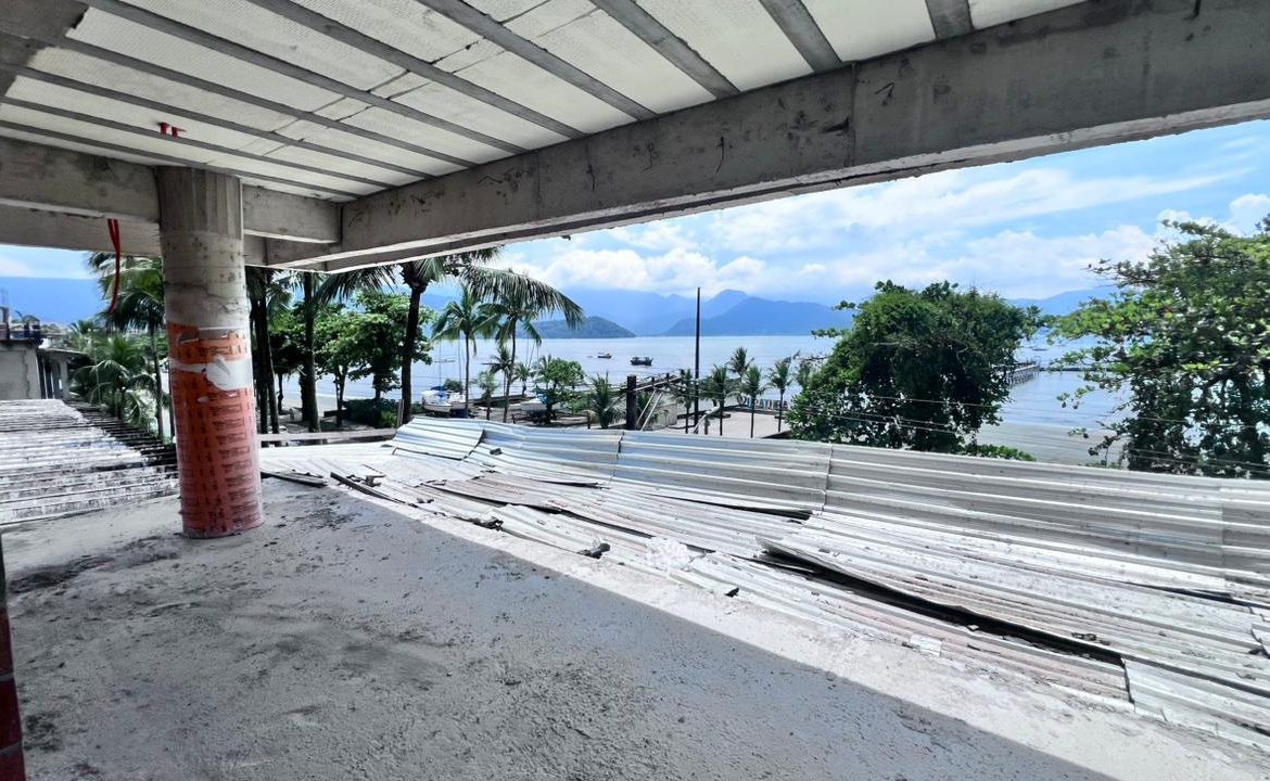 Varanda em obra com vista para o mar no Residencial Dois Corações