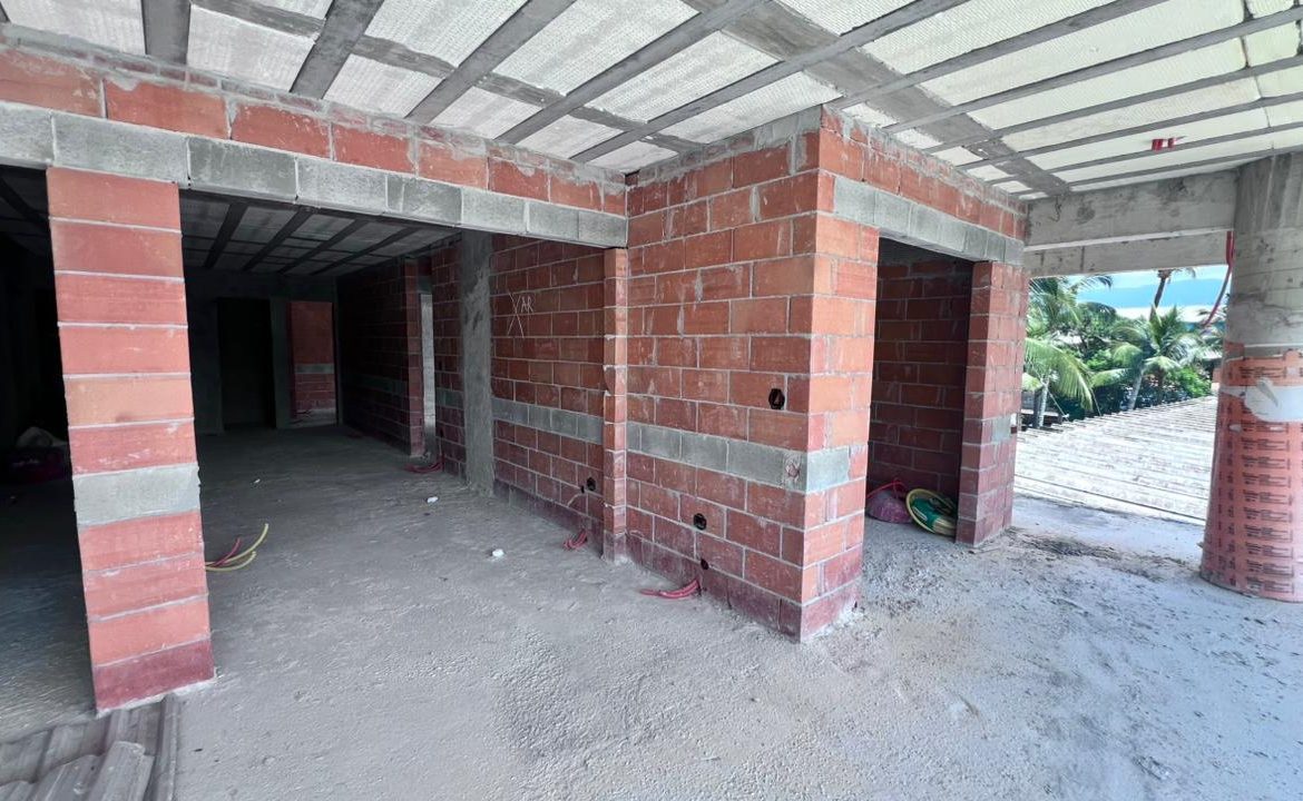 Ambiente em obra com abertura para a área externa