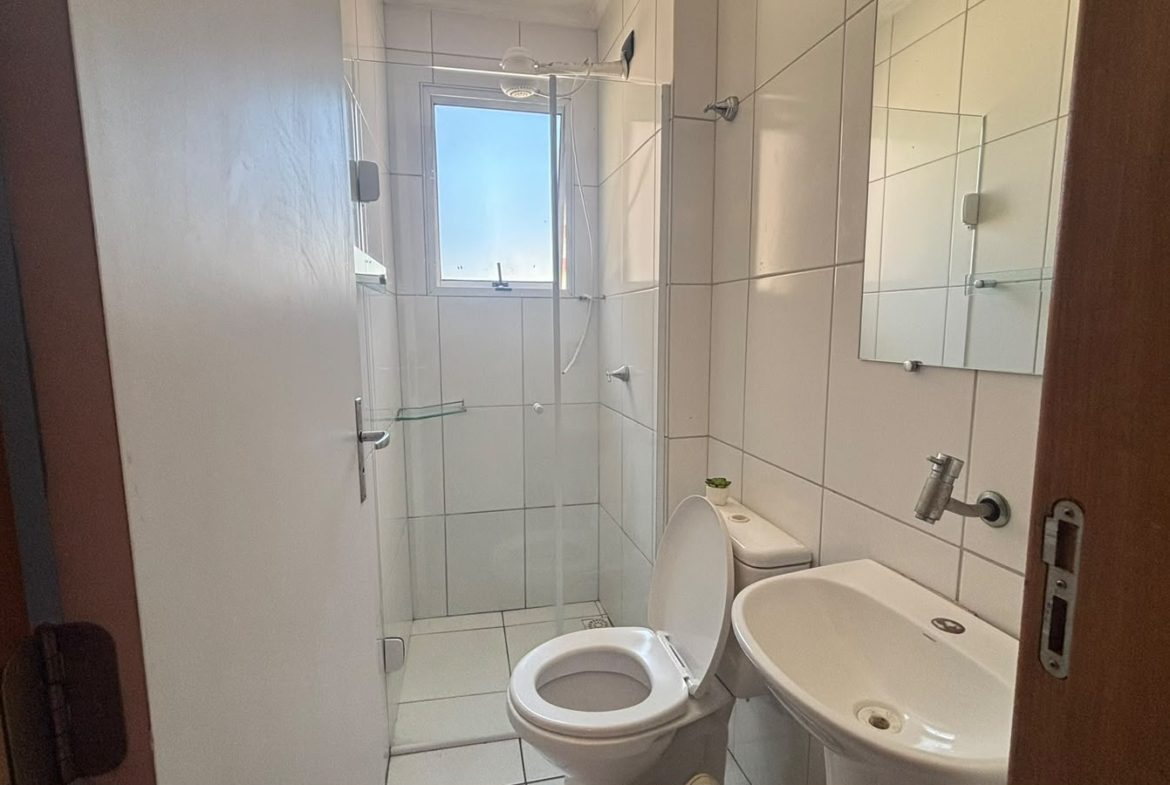 Banheiro da suíte com box de vidro