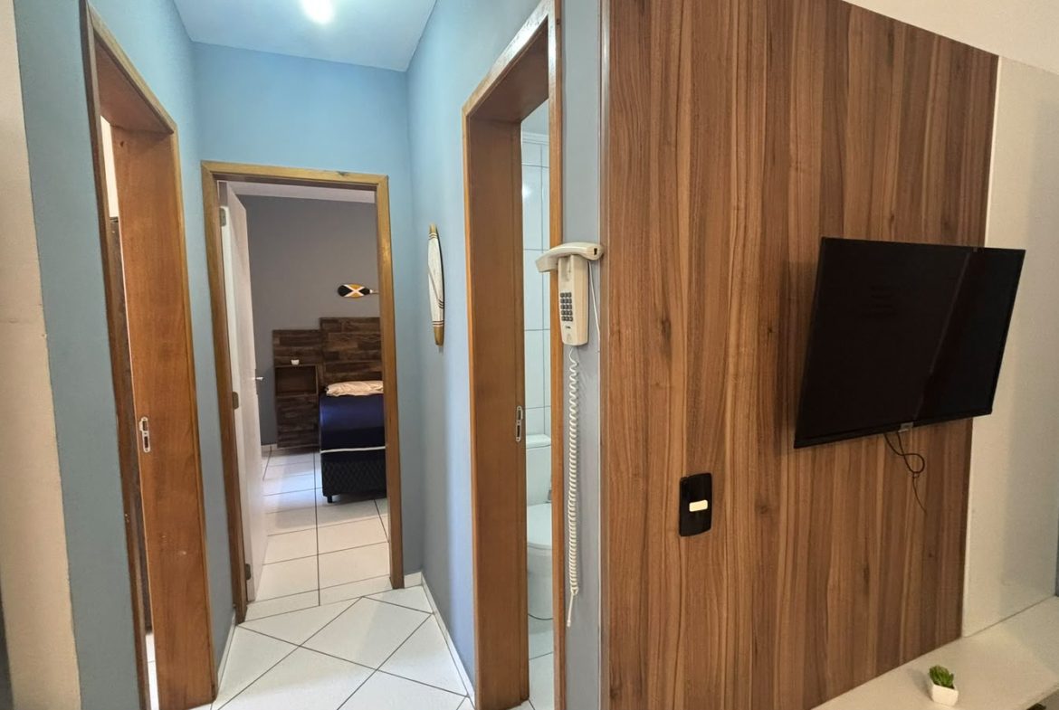 Circulação interna do apartamento com móveis planejados
