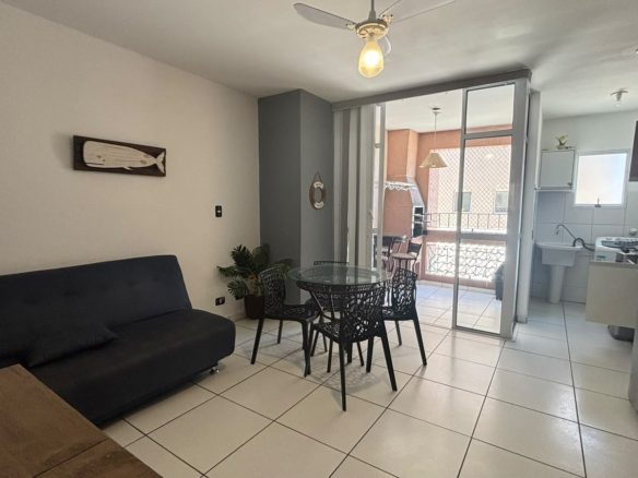 Sala de estar e jantar do apartamento mobiliado no Centro