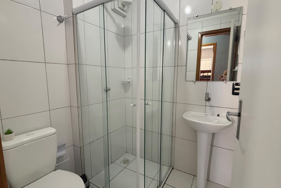 Banheiro do apartamento com box de vidro