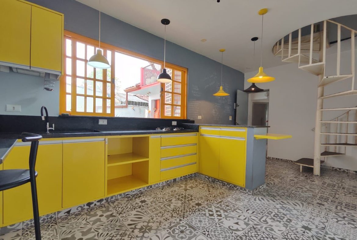 Cozinha com bancada da casa no Centro de Ubatuba