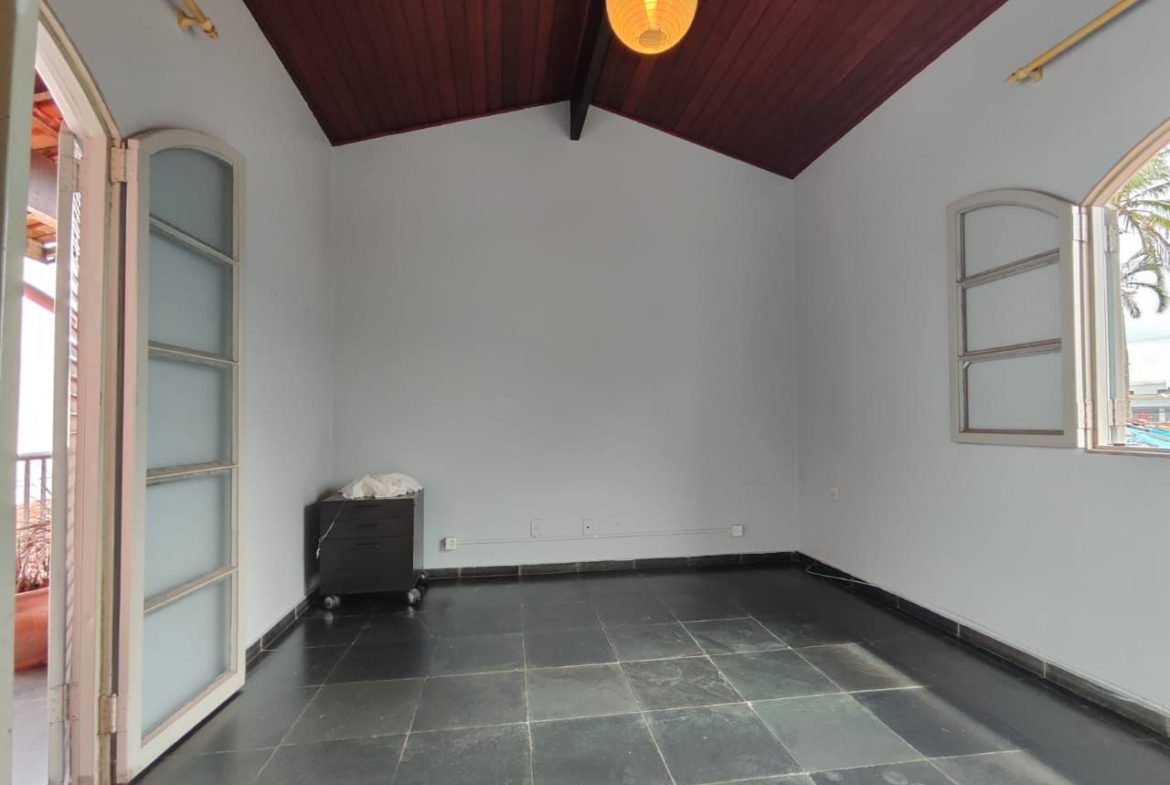 Sala com portas de acesso à varanda