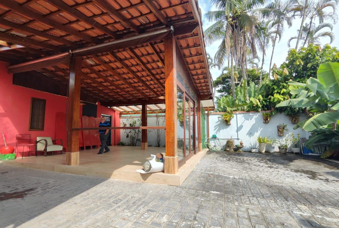 Varanda coberta e área externa da casa