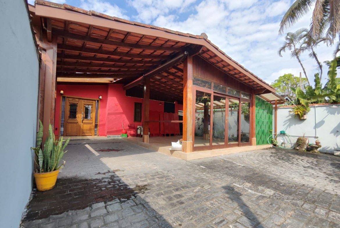 Fachada lateral da casa com acesso à varanda