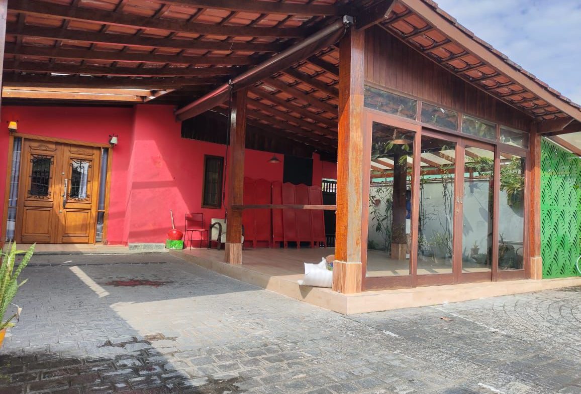 Fachada da casa com varanda coberta no Centro de Ubatuba