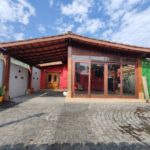 Fachada da casa com varanda coberta no Centro de Ubatuba
