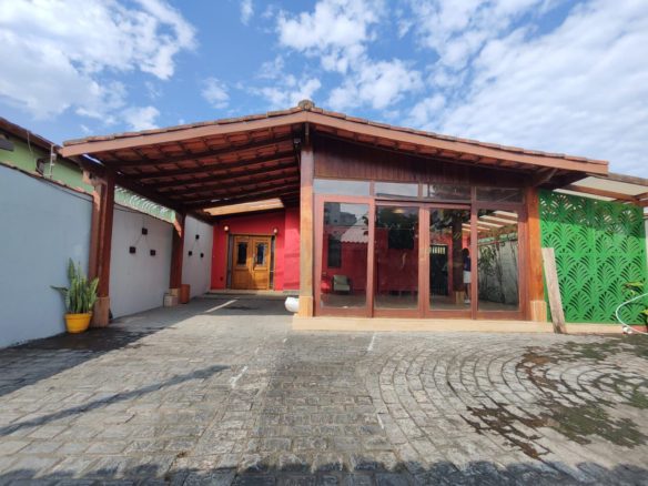 Fachada da casa com varanda coberta no Centro de Ubatuba