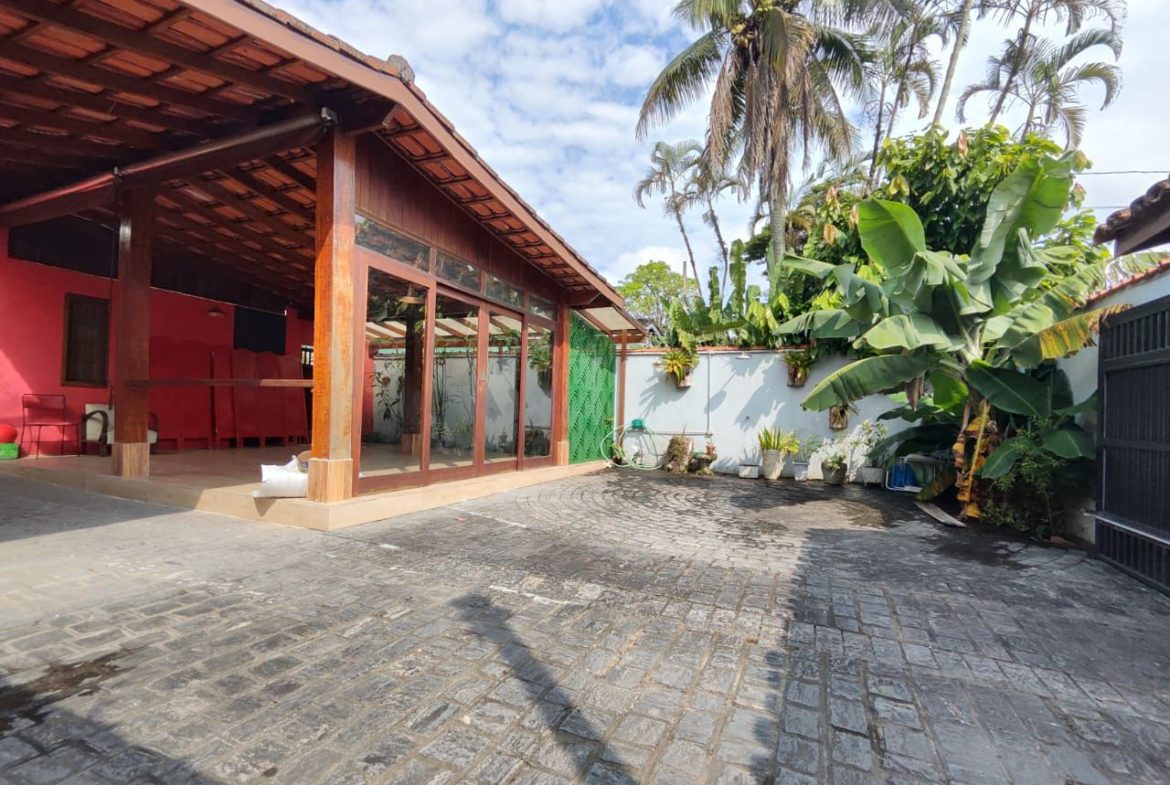 Fachada da casa vista pela área externa