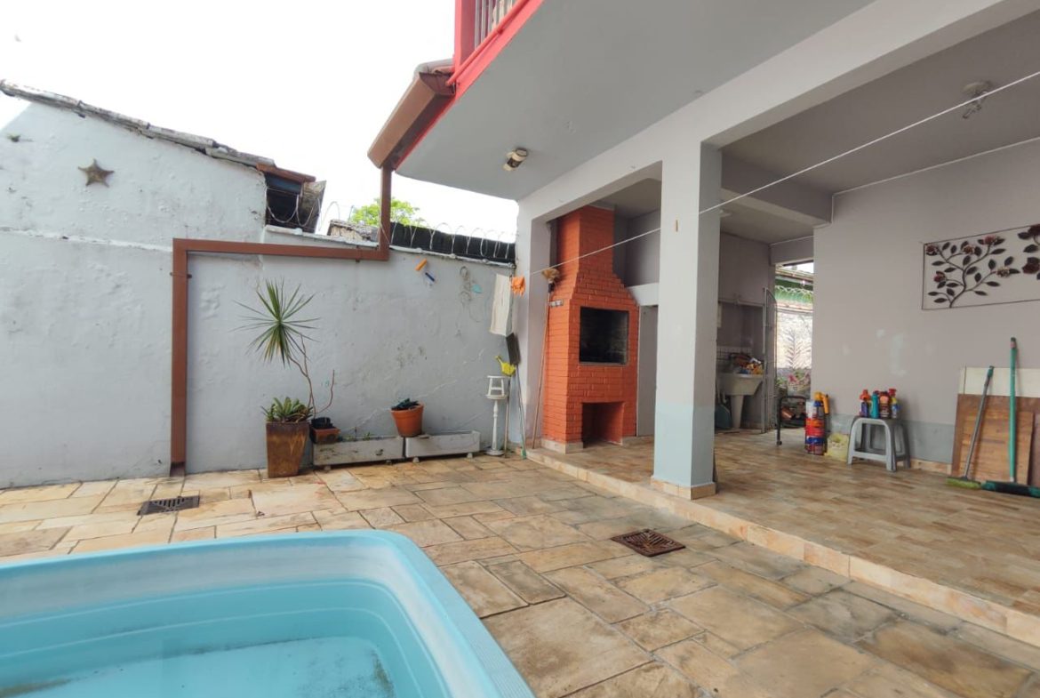 Área externa com piscina