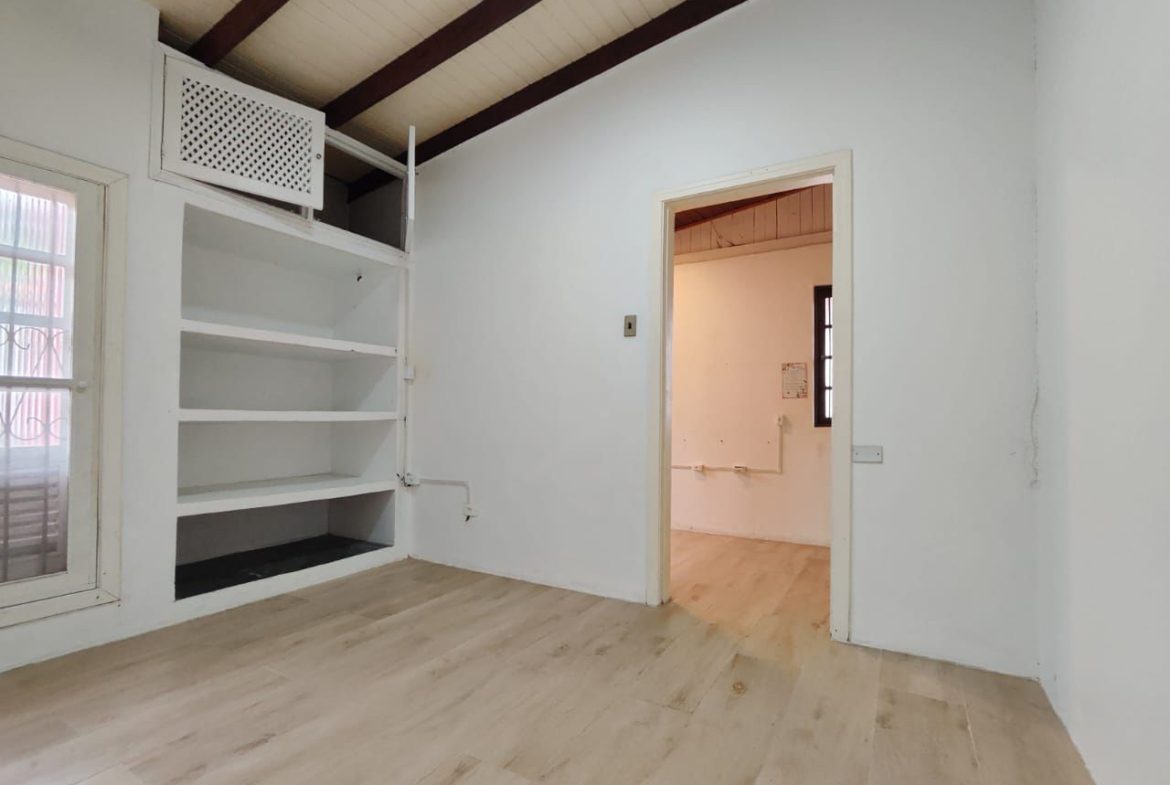 Ambiente interno com armários embutidos