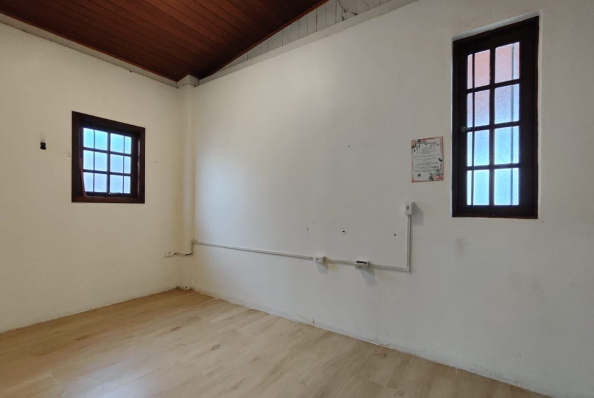 Quarto da casa com piso de madeira