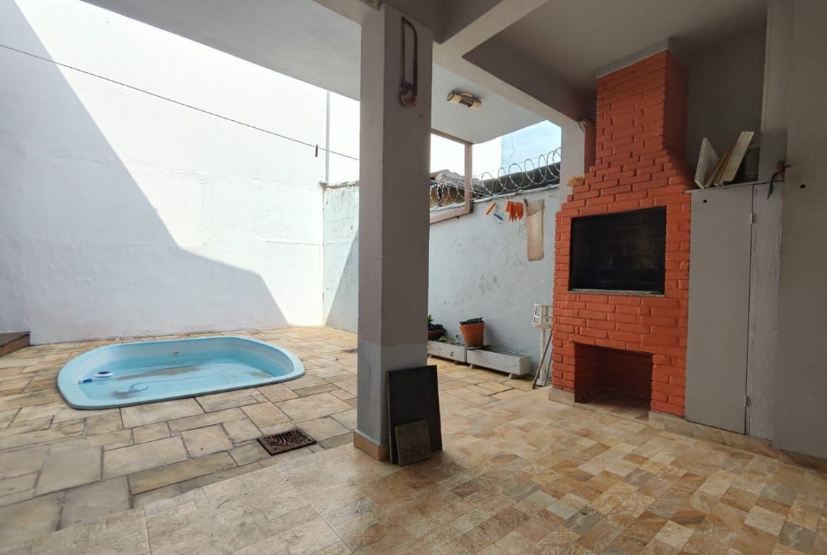 Área externa coberta próxima à piscina