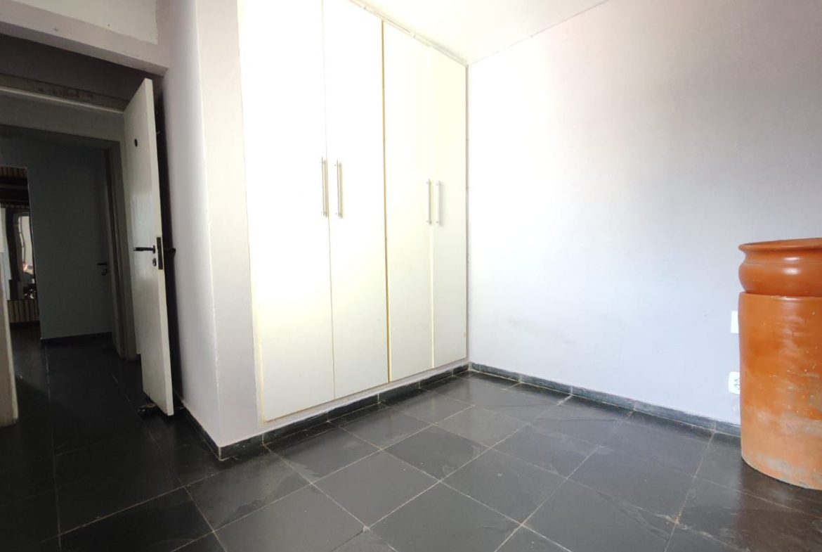 Quarto com armário embutido